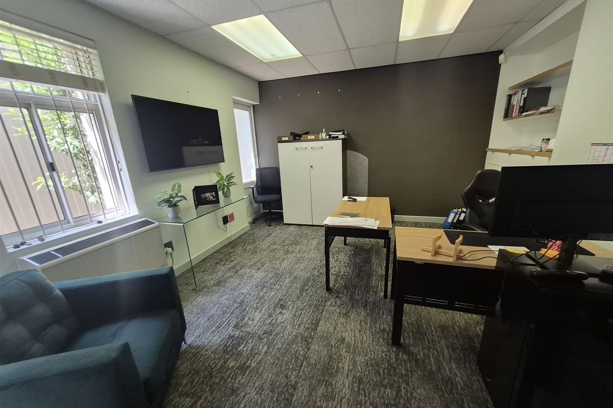 219,9m2 offices to let in Hyde Park, Johannesburg - Photo 4