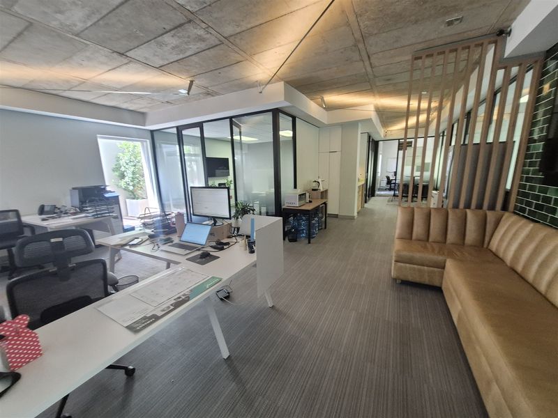 219,9m2 offices to let in Hyde Park, Johannesburg - Photo 2