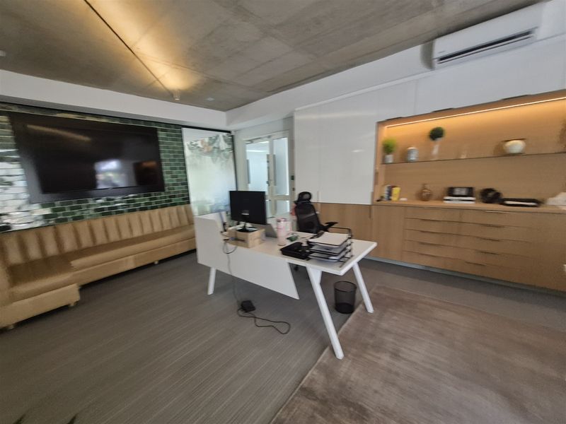 219,9m2 offices to let in Hyde Park, Johannesburg - Photo 5