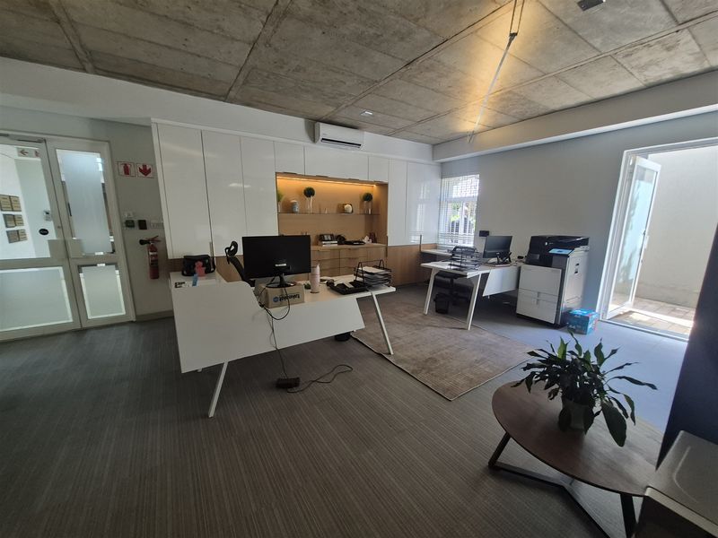 219,9m2 offices to let in Hyde Park, Johannesburg - Photo 3