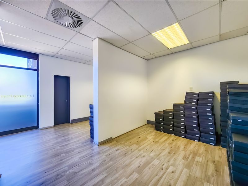 242m2 Spacious Office to Let in Longpoint Office Park - Photo 4