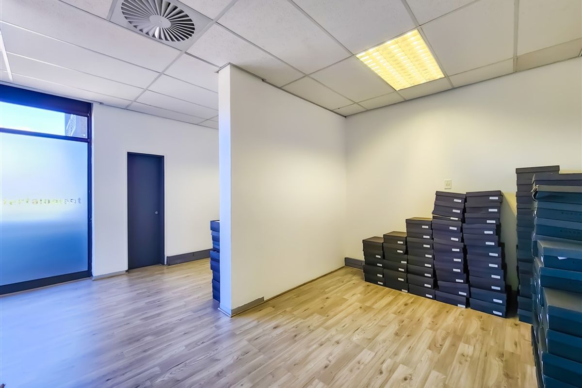 242m2 Spacious Office to Let in Longpoint Office Park - Photo 4