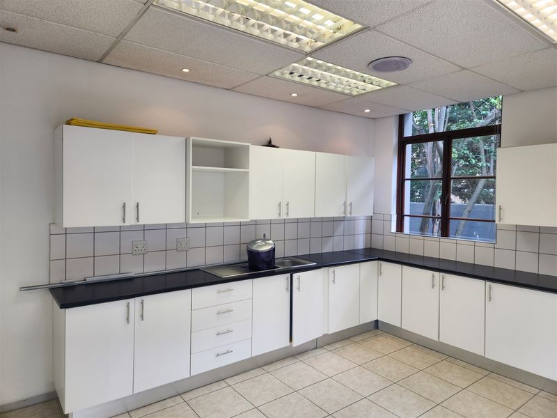 1064.42sqm Offices to let in Sandton - Photo 7