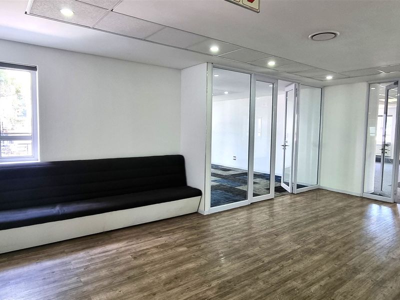 Freestanding building to let in Bryanston - Photo 5