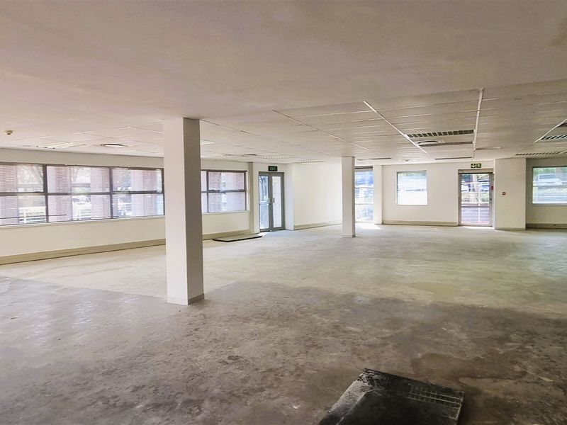 Office space to let in The Woodlands. - Photo 10