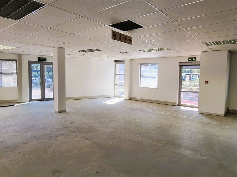 Office space to let in The Woodlands. - Photo 8