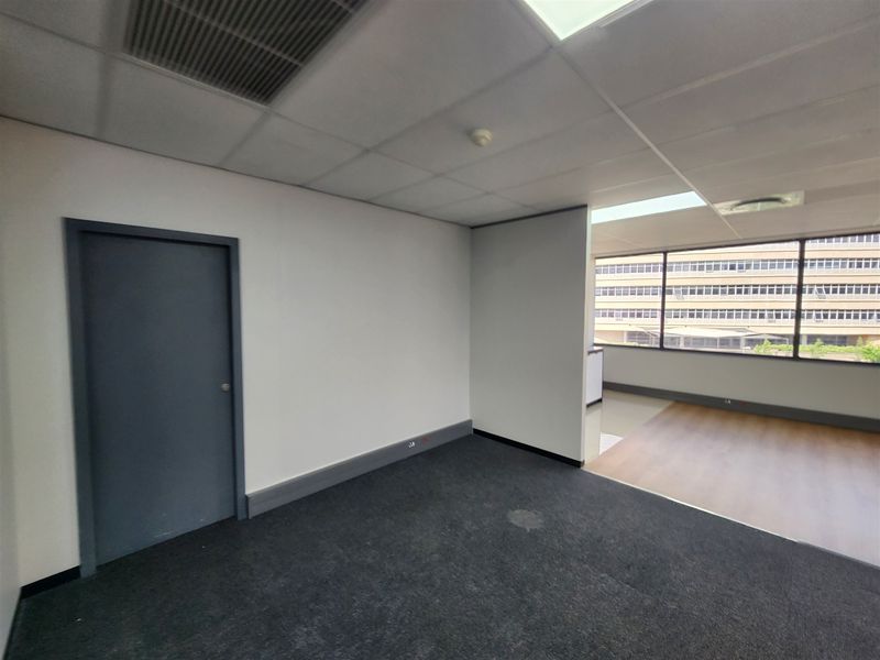 451sqm Office space to let in Sandown, Sandton - Photo 10