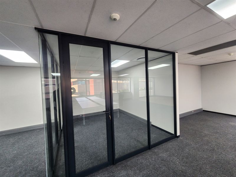 451sqm Office space to let in Sandown, Sandton - Photo 9