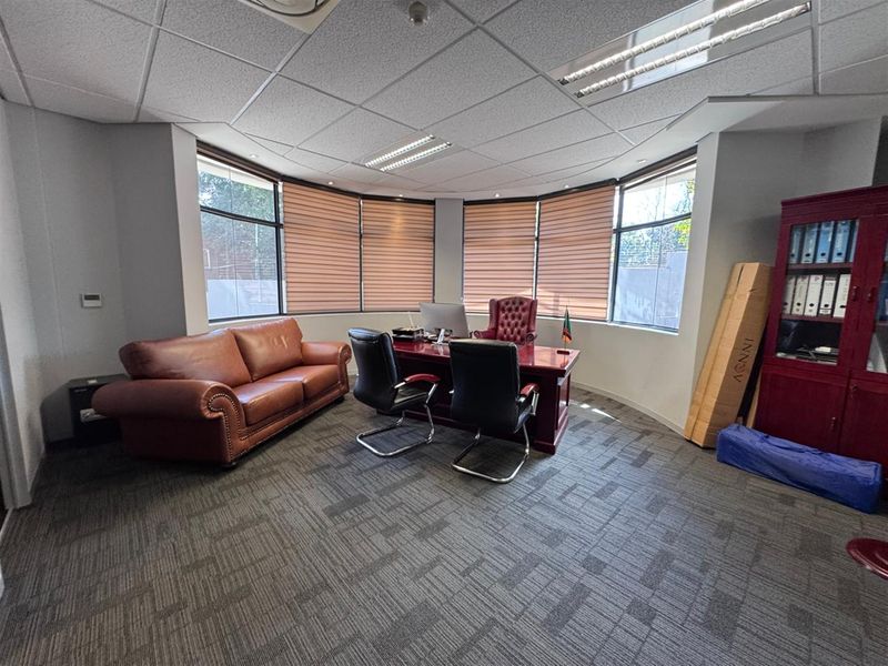 279m2  Offices to let in Sandhurst-Sandton - Photo 9