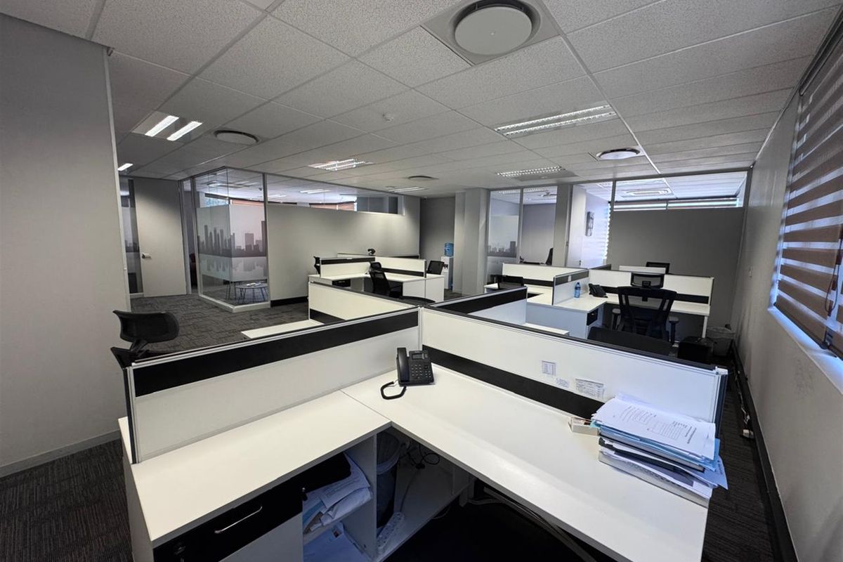 279m2  Offices to let in Sandhurst-Sandton - Photo 5
