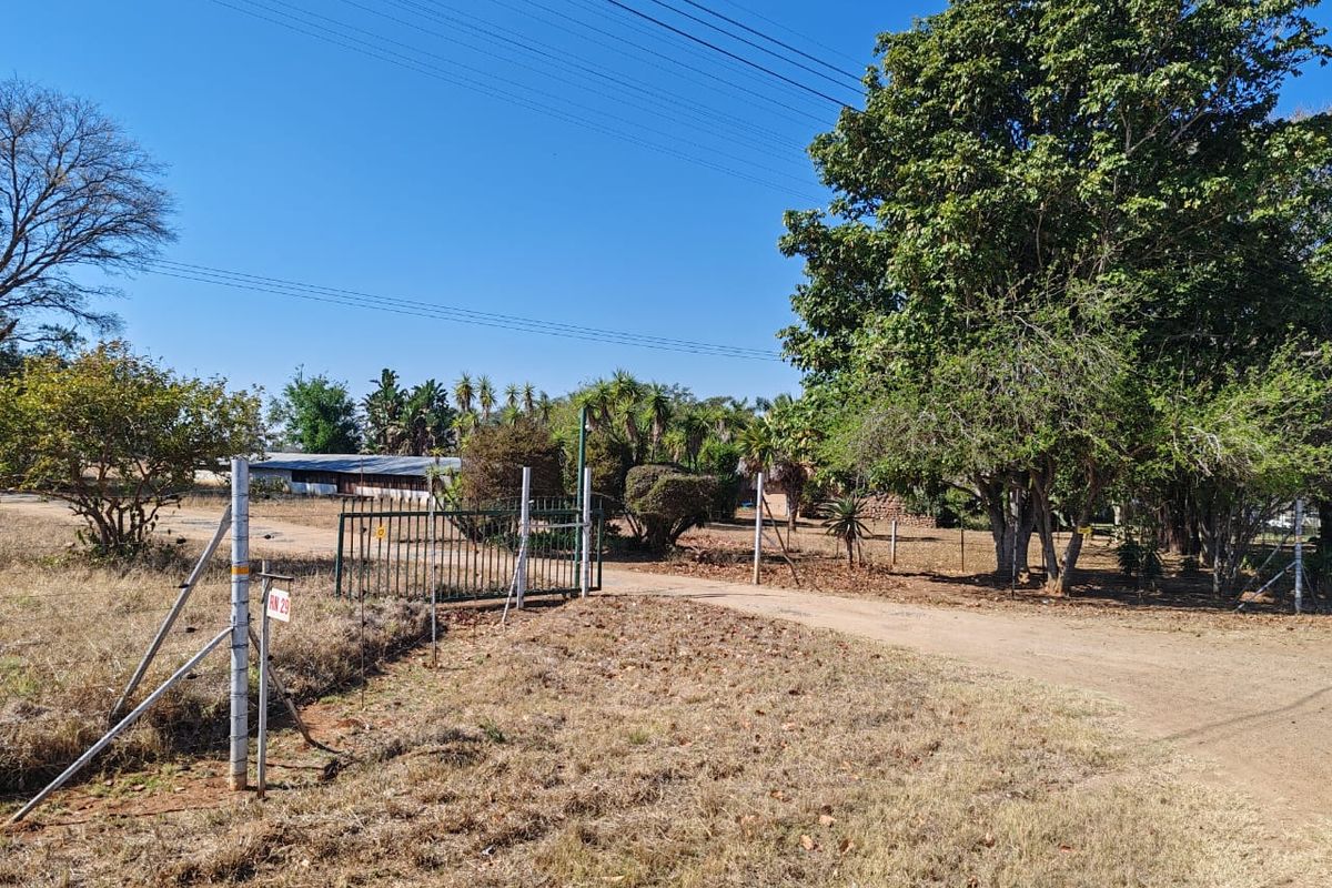 LOCATION, LOCATION, LOCATION. 6 KM FROM MAKHADO MALL ON THE N1. - Photo 2