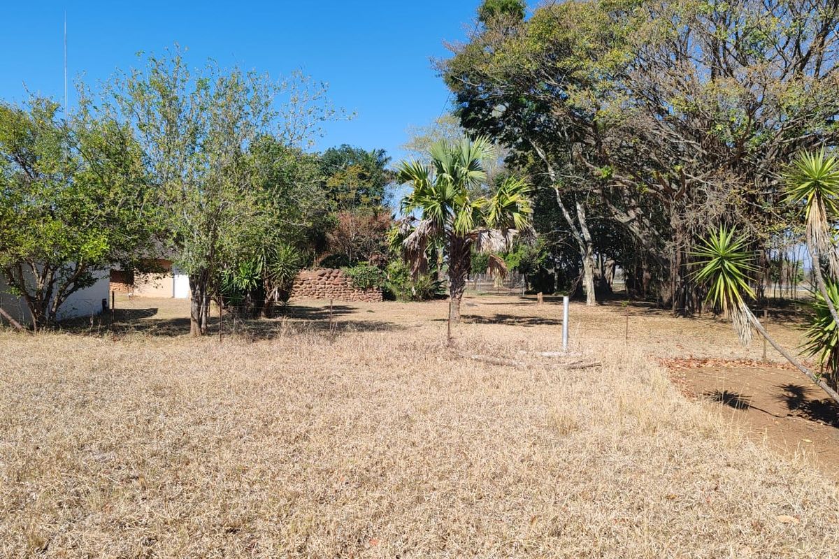 LOCATION, LOCATION, LOCATION. 6 KM FROM MAKHADO MALL ON THE N1. - Photo 5