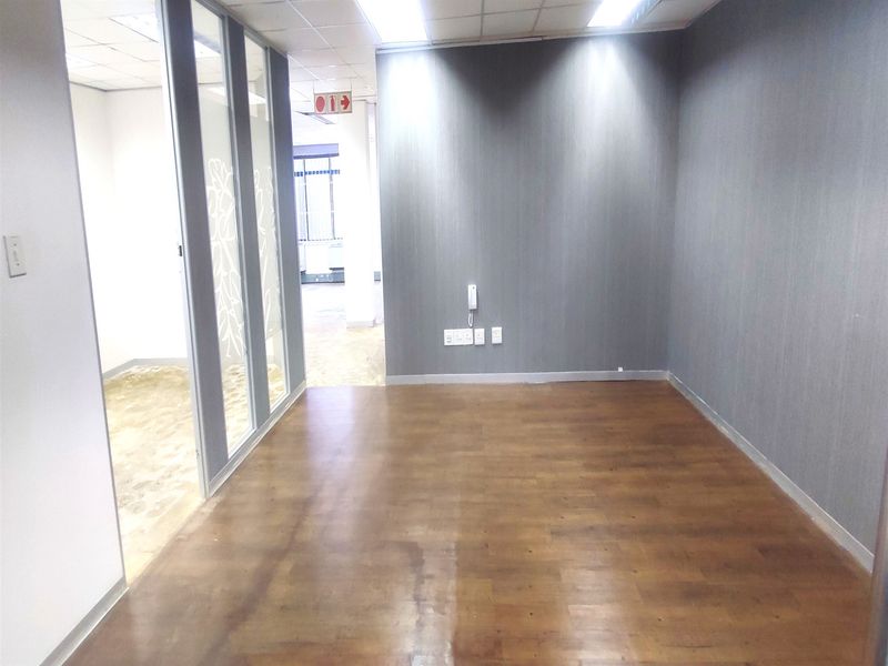 209.64sqm Office to let in Rosebank - Photo 10