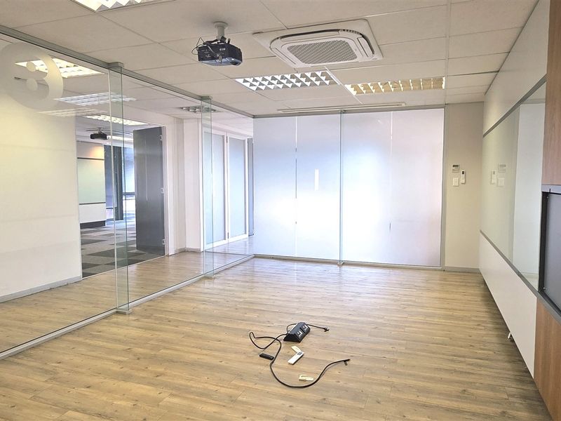 Office space to let in Silverpoint Office Park - Photo 3