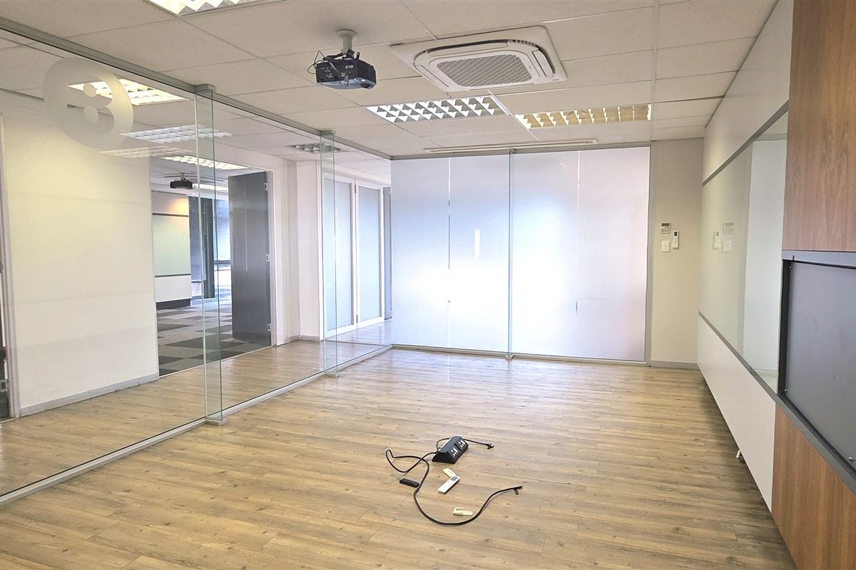Office space to let in Silverpoint Office Park - Photo 3