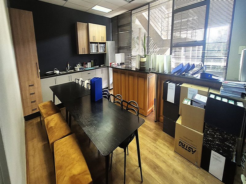 618sqm Office to Let in Illovo - Photo 8