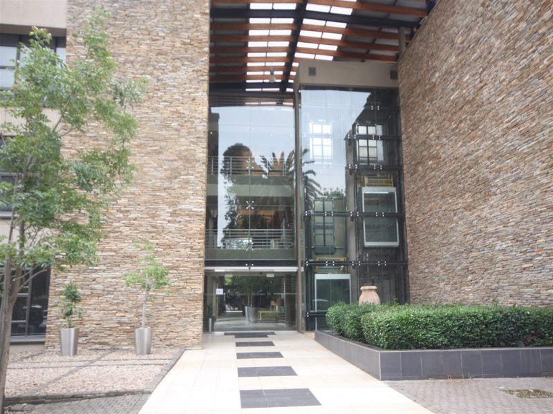 618sqm Office to Let in Illovo - Photo 1