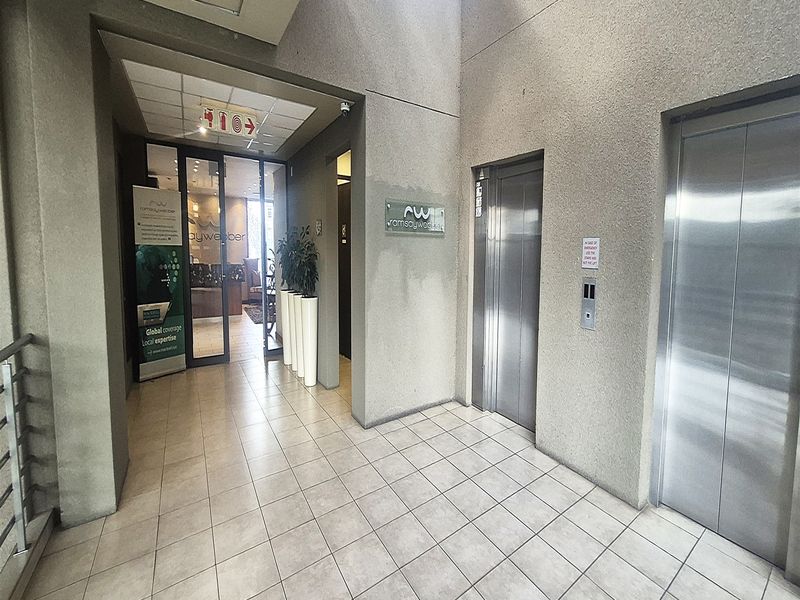 618sqm Office to Let in Illovo - Photo 4