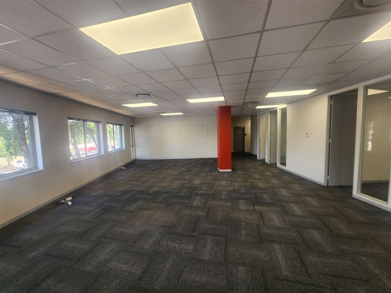723,7sqm Offices to let in Sandown, Sandton - Photo 10
