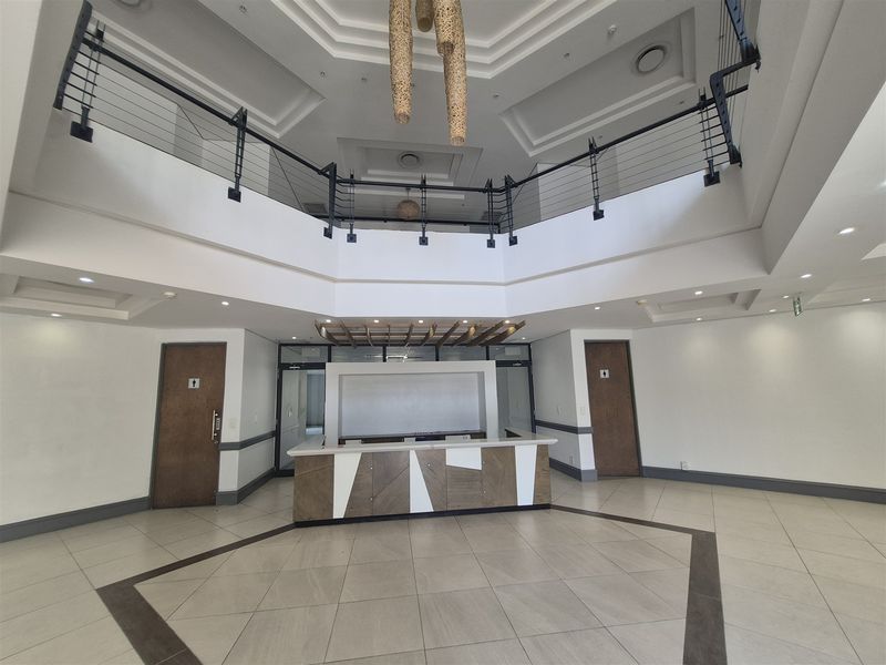1575,97 sqm Offices to let in Illovo, Sandton - Photo 2