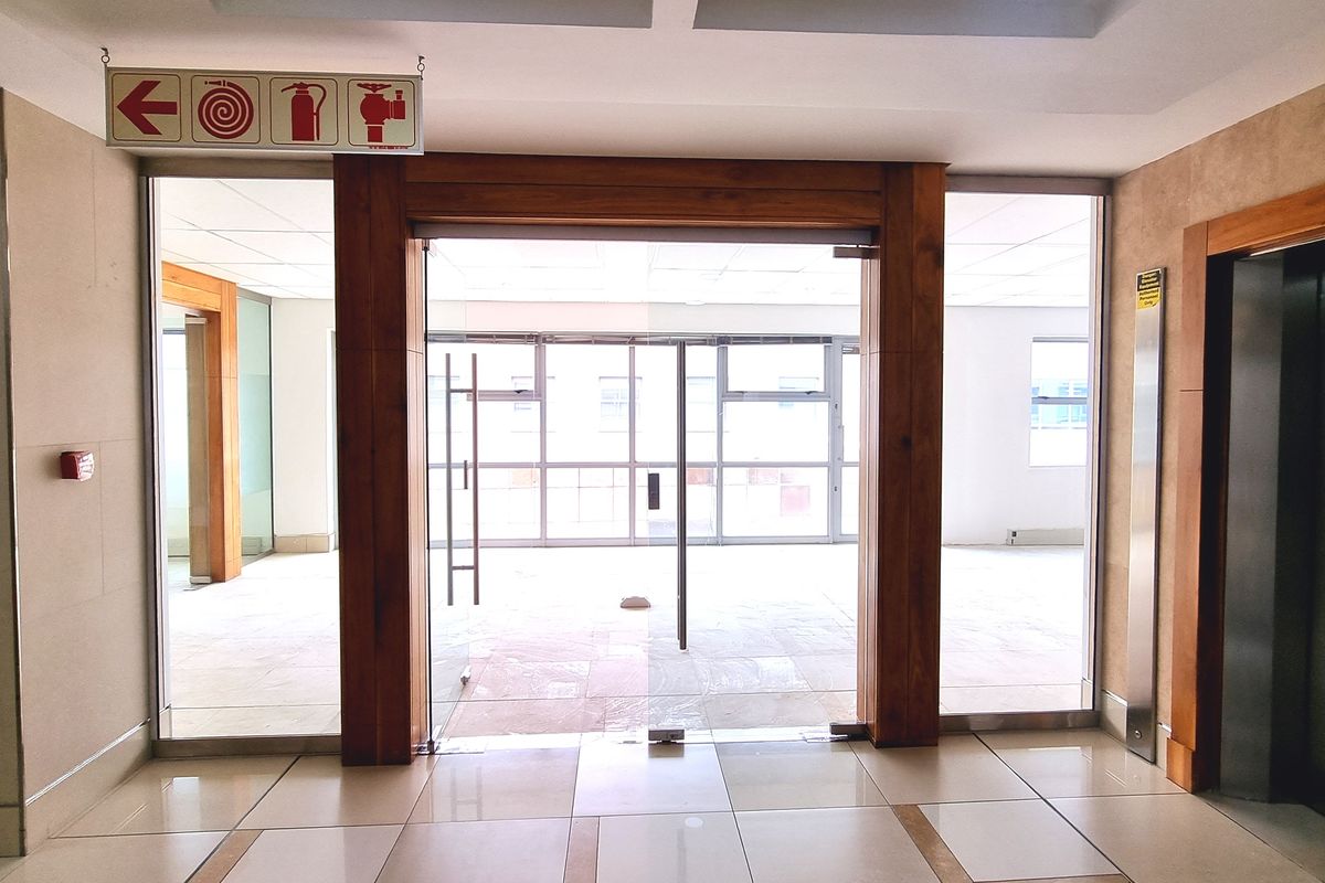 Office space to let in The Woodlands. - Photo 2