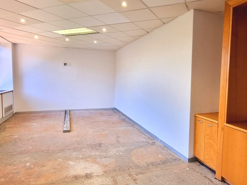 Office space to let in The Woodlands - Photo 8