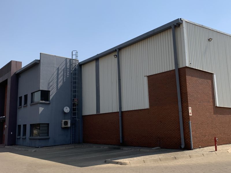 Warehouse to let in Pomona - Photo 1