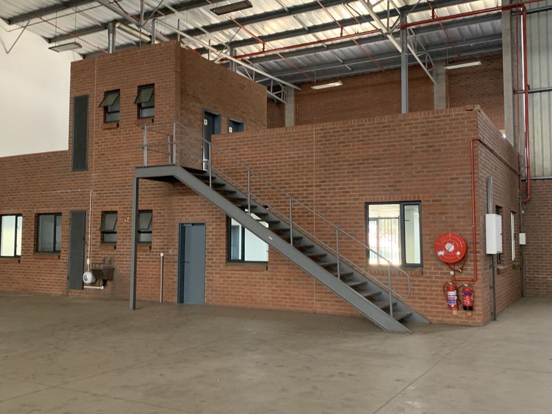 Warehouse to let in Pomona - Photo 6