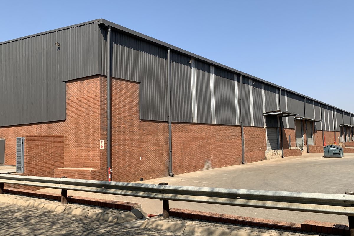 Warehouse to let in Pomona - Photo 2