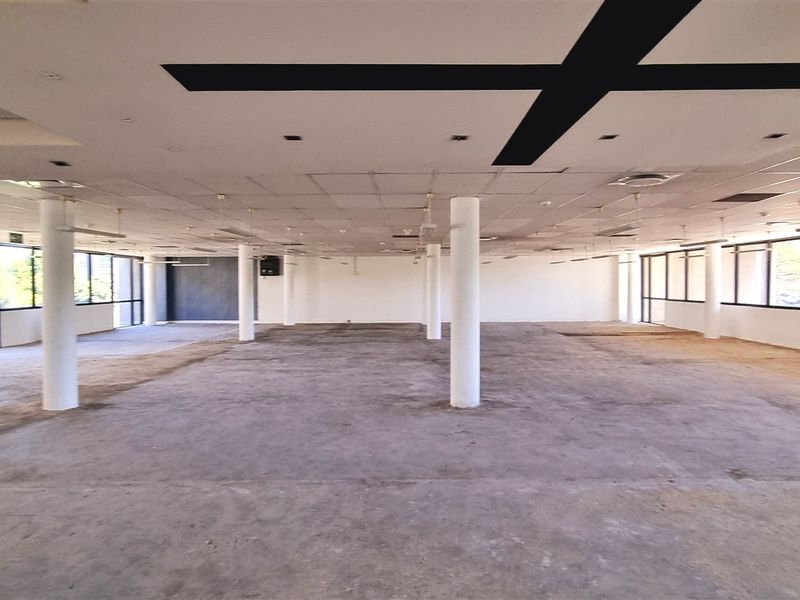 Freestanding building in Woodmead North - Photo 9