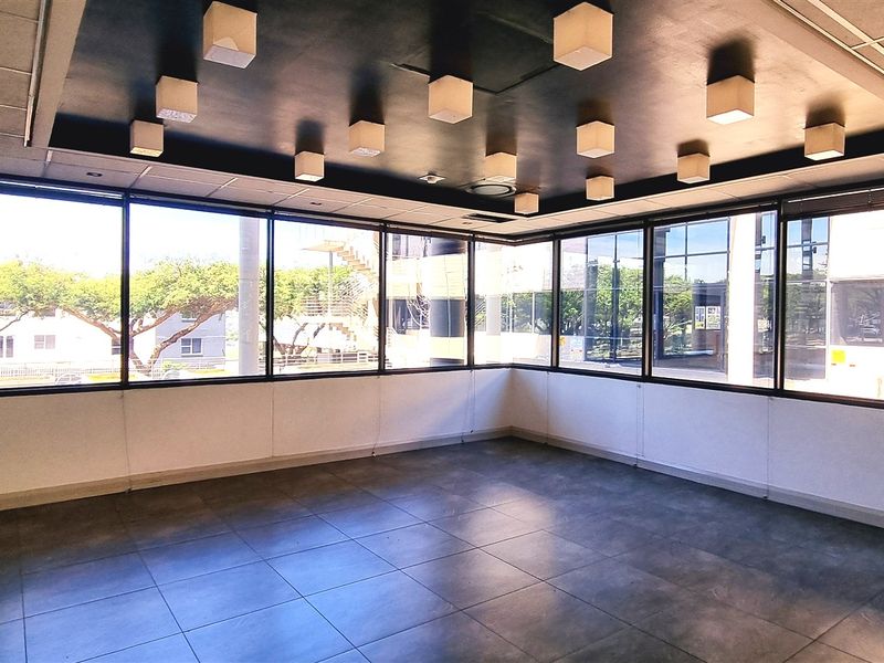 Freestanding building in Woodmead North - Photo 3