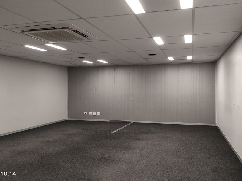 1050m2  Warehouse  - TO LEASE - Photo 8