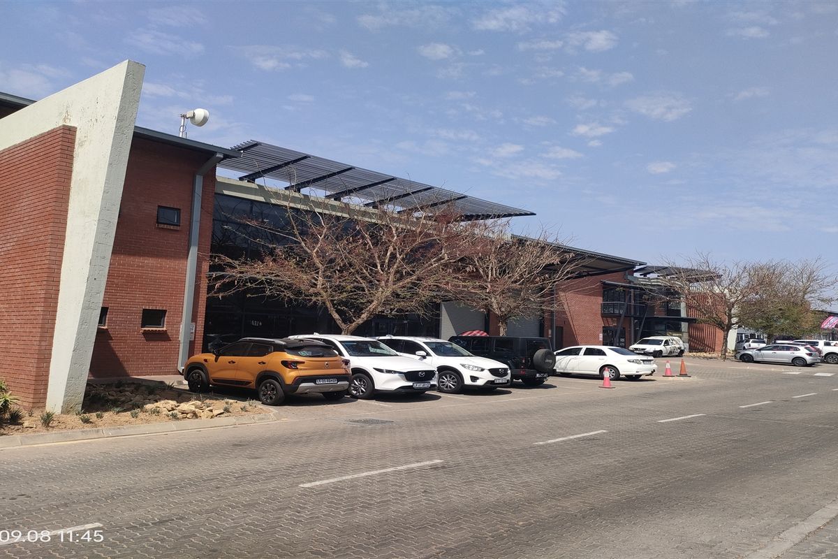 1050m2  Warehouse  - TO LEASE - Photo 3