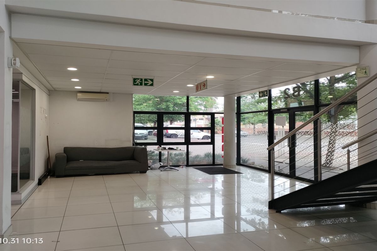 1050m2  Warehouse  - TO LEASE - Photo 4