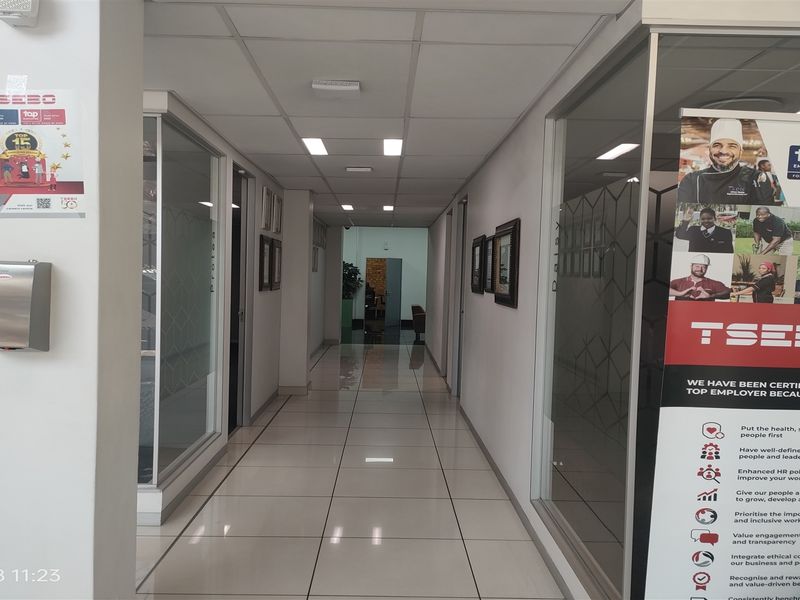 1050m2  Warehouse  - TO LEASE - Photo 8