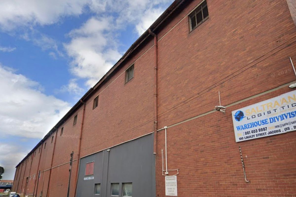 4.200m2 Warehouse With Yard Available in Jacobs. High Clearance, Docking, and Offices - Photo 4