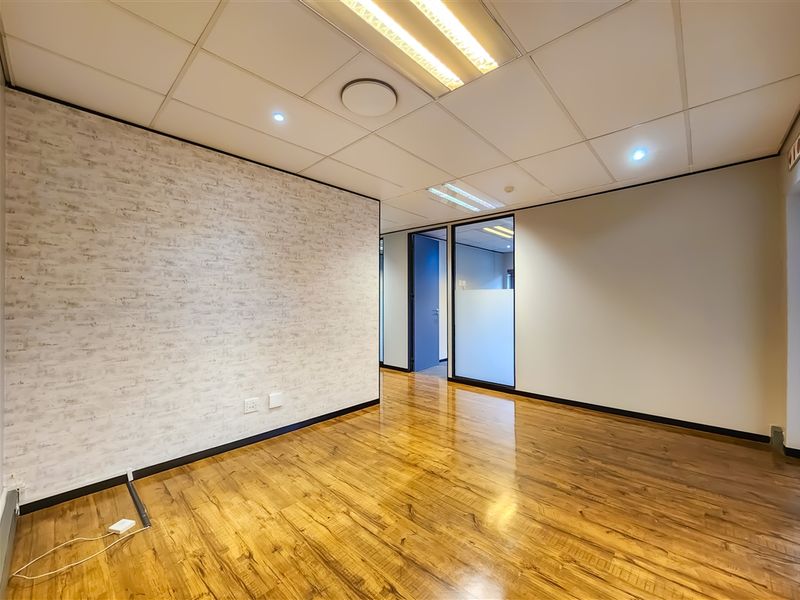 149m2 Modern Office to Let in Fourways - Photo 2