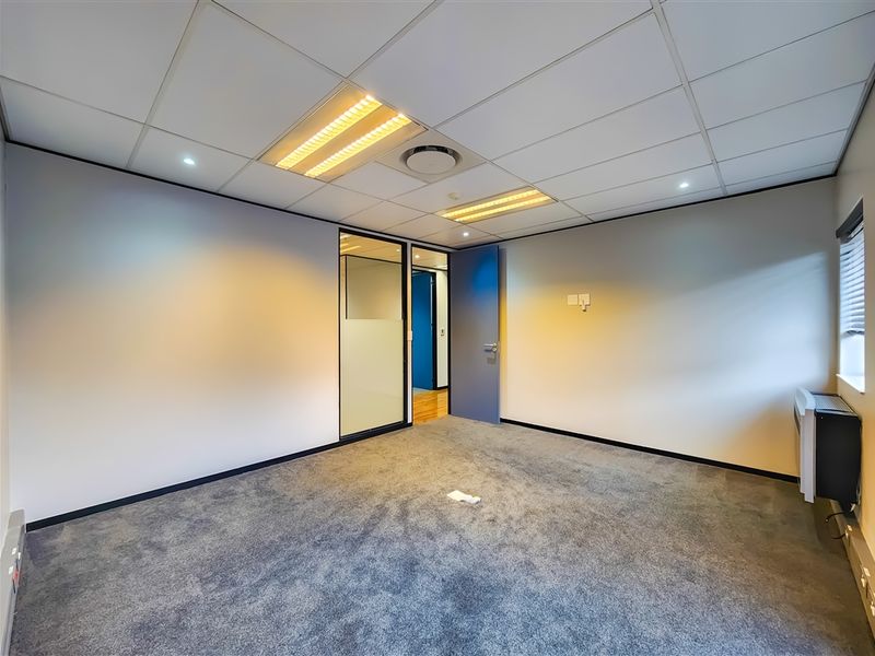 149m2 Modern Office to Let in Fourways - Photo 4