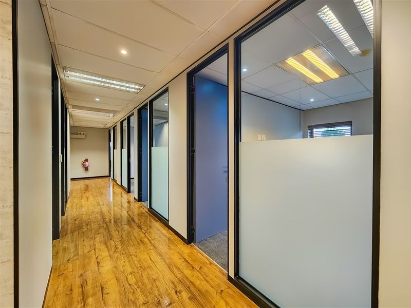 149m2 Modern Office to Let in Fourways - Photo 3