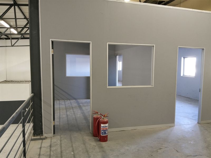 679m2  Warehouse  - TO LEASE - Photo 10