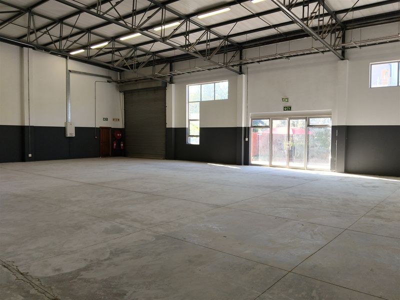 679m2  Warehouse  - TO LEASE - Photo 2