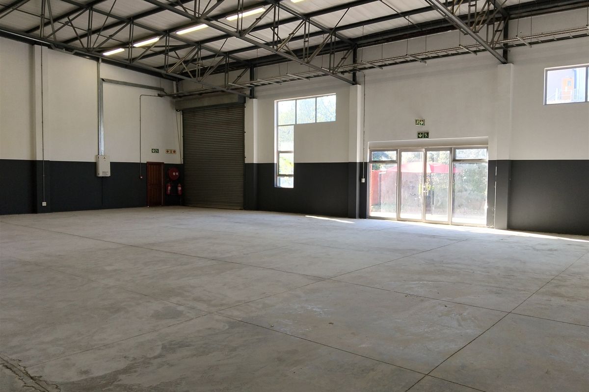 679m2  Warehouse  - TO LEASE - Photo 2
