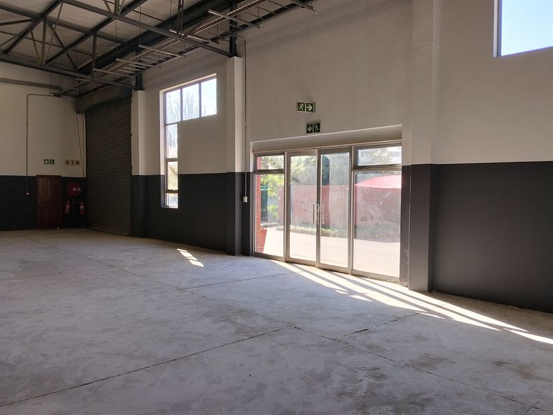 679m2  Warehouse  - TO LEASE - Photo 3