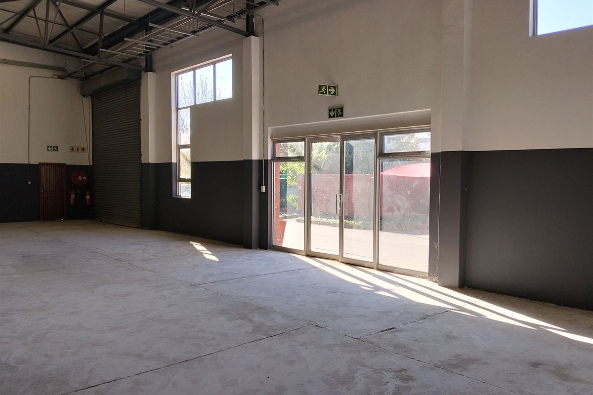 679m2  Warehouse  - TO LEASE - Photo 3