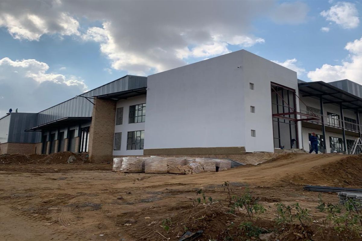 7649m2  Warehouse  - TO LEASE or FOR SALE   - R7500000.00 PLUS AT - Photo 3