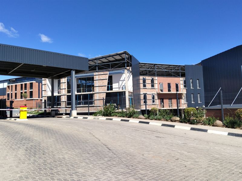 12995m2  Warehouse  - TO LEASE - Photo 4