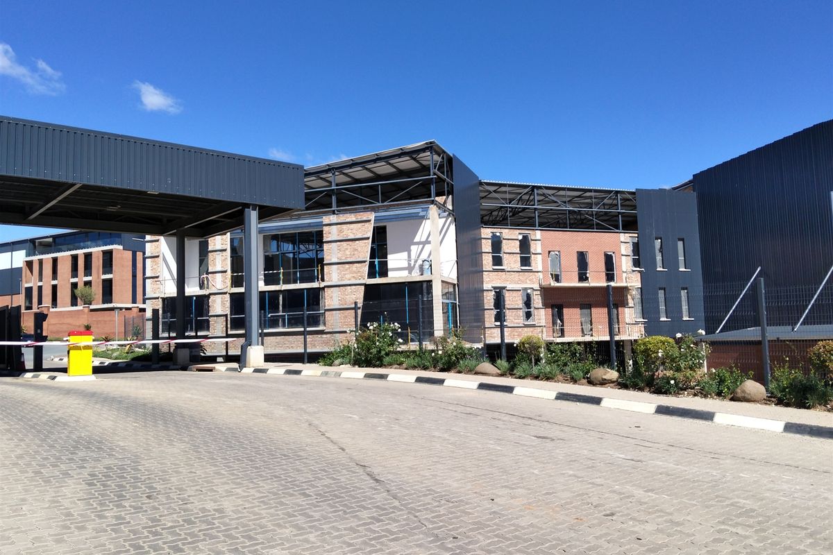 12995m2  Warehouse  - TO LEASE - Photo 4