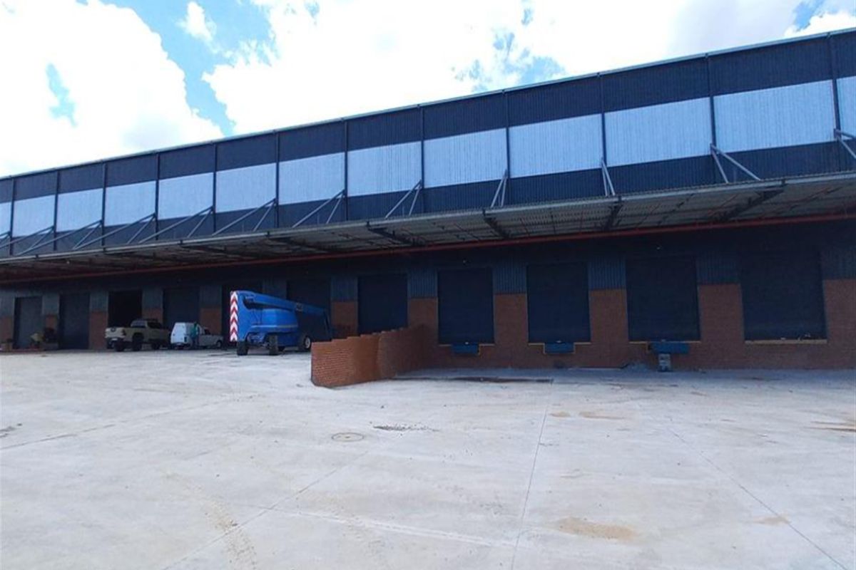 7731m2  Warehouse  - TO LEASE for R605 495,00 plus vat PM - Photo 5