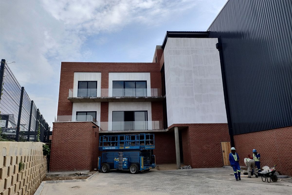 7731m2  Warehouse  - TO LEASE for R605 495,00 plus vat PM - Photo 2