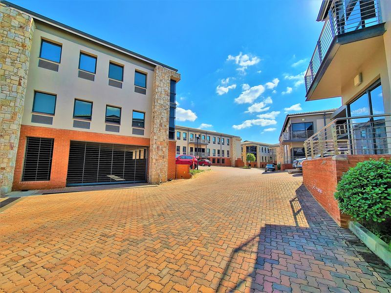 262m2 Modern Office to Let in Fourways - Photo 1